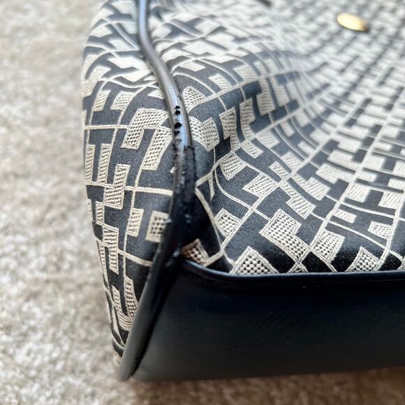 Tommy Hilfiger Signature "TH" Logo Black & Tan Large Canvas Purse 2019 - Picture 5 of 16